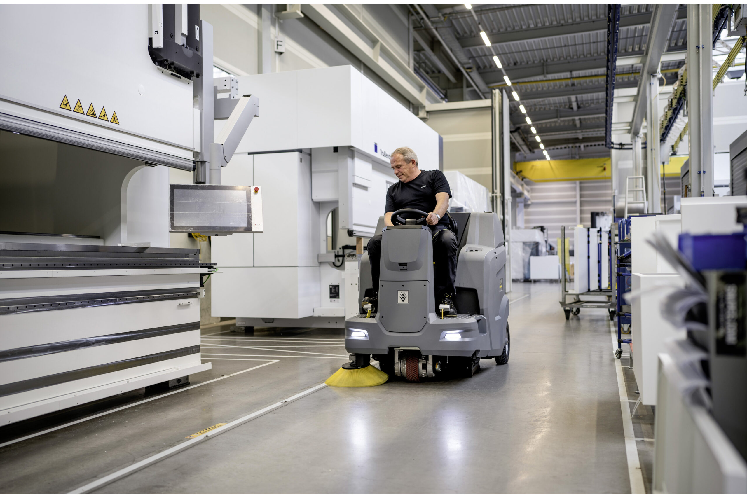 Karcher KM 100/120 R BP Pack Sweeper - Image 3