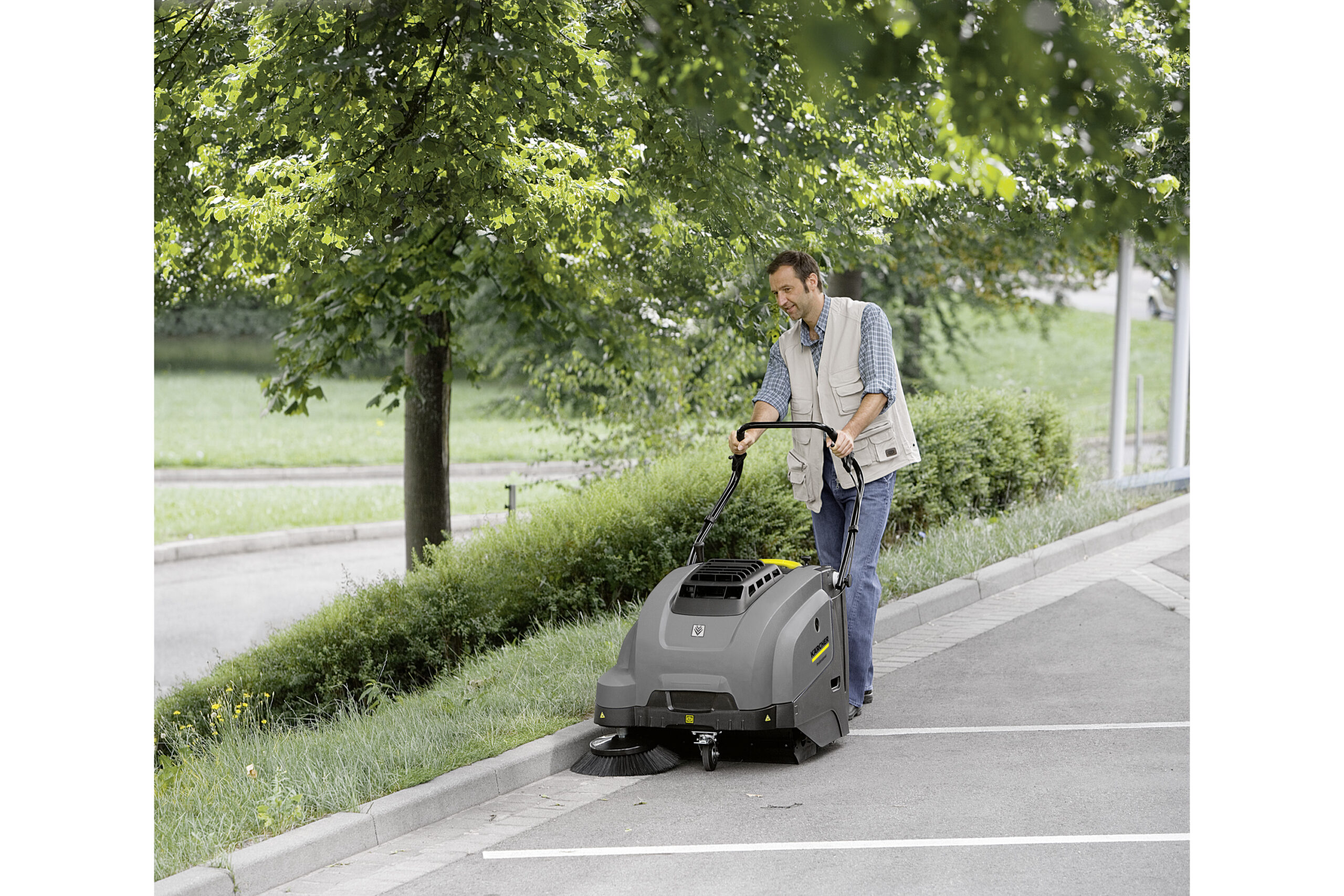 Karcher KM 75/40 W Petrol Sweeper - Image 2