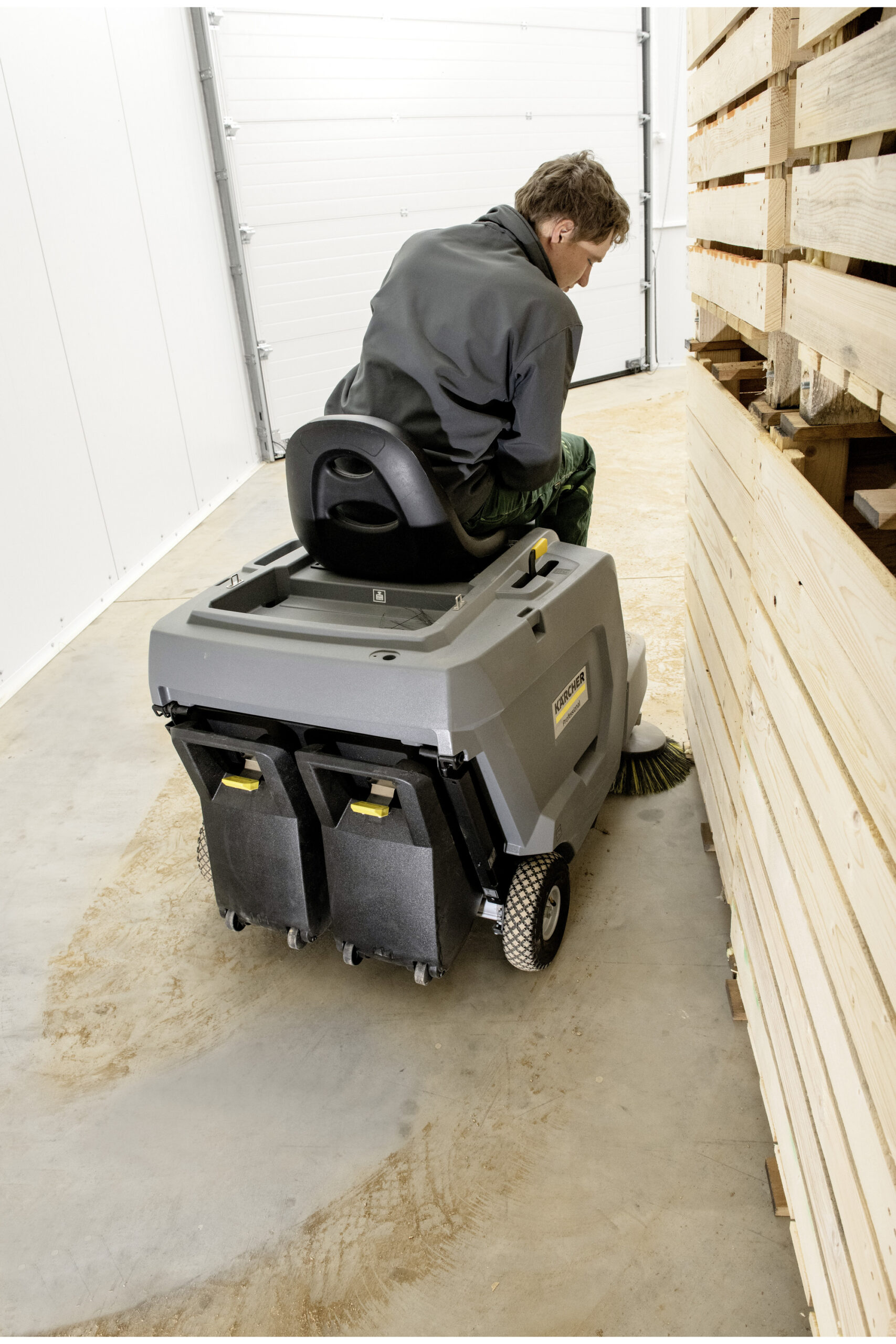 Karcher KM 85/50 R BP Pack Sweeper - Image 4