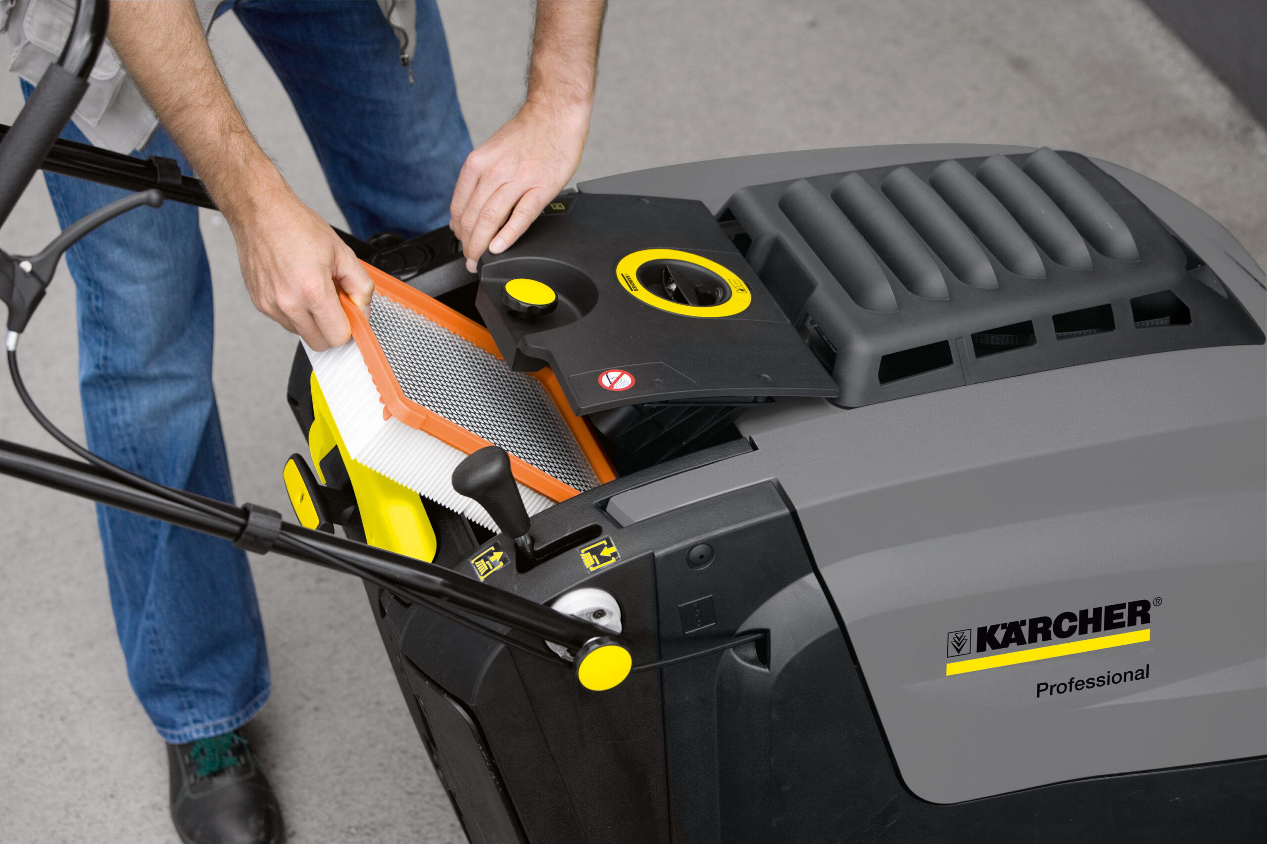 Karcher KM 75/40 BP MF Battery Powered Sweeper - Image 5